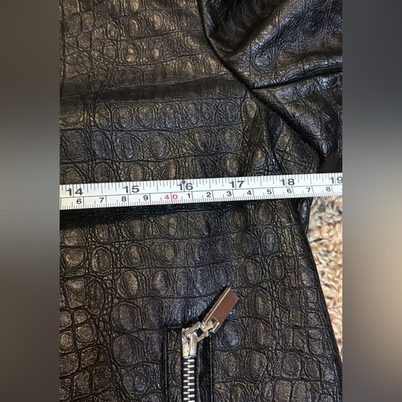 Bagatelle NYC Womens Small Cropped Faux Leather Reptile Skin Printed Moto Jacket - Picture 7 of 8